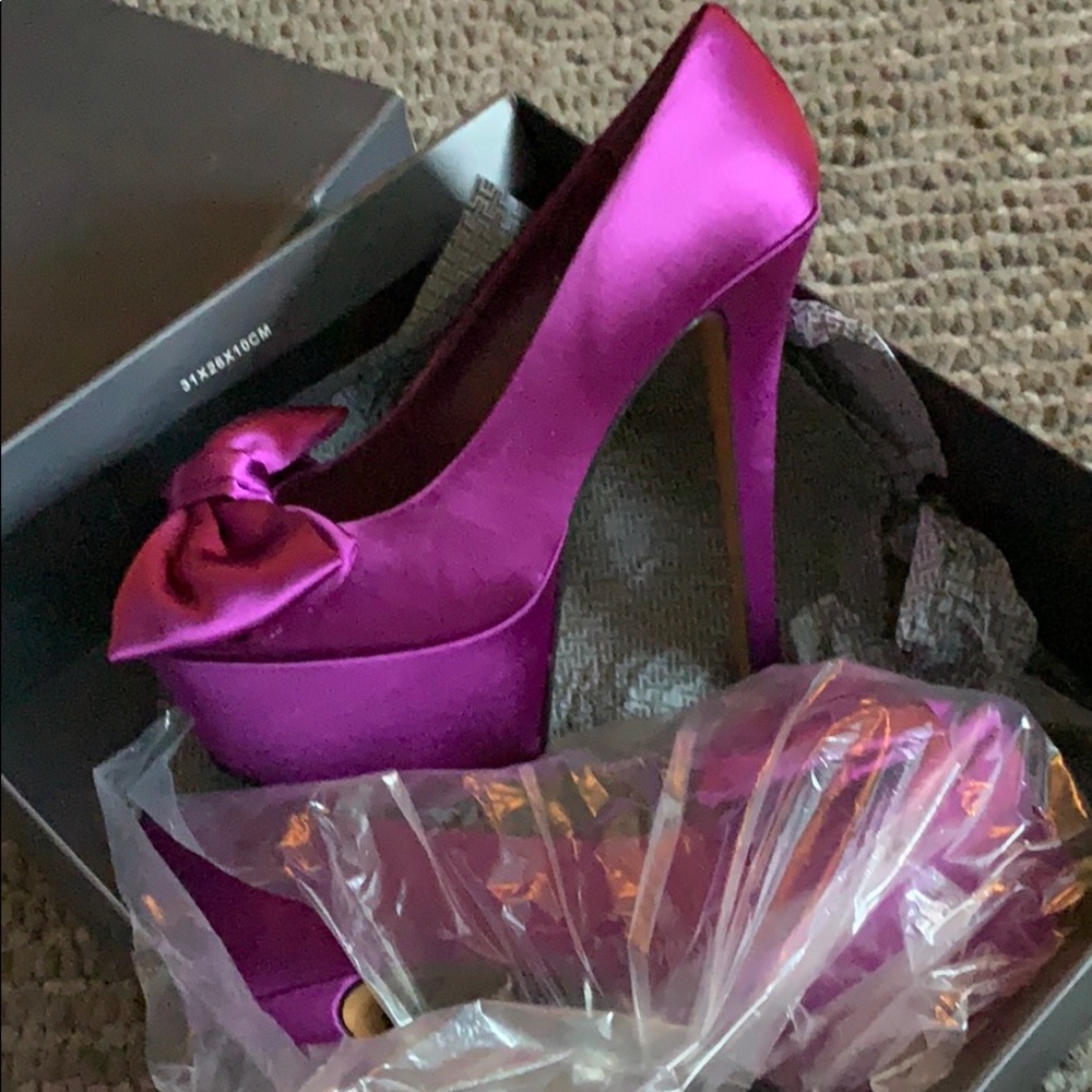 Purple pump heels with bowl